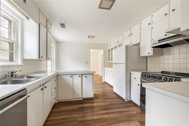 kitchen with visible vents, dark wood finished floors, appliances with stainless steel finishes, white cabinets, and a sink