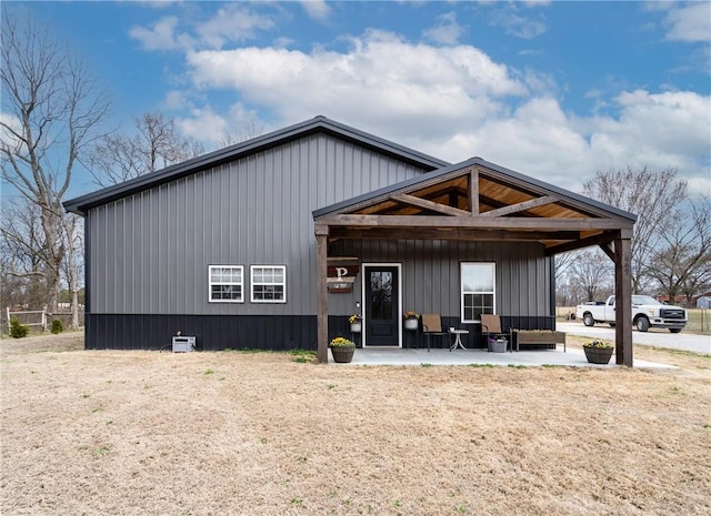 view of front of home featuring a patio