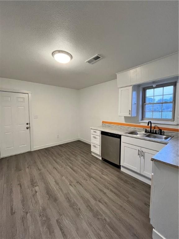 kitchen featuring visible vents, a sink, dark wood-type flooring, white cabinets, and dishwasher