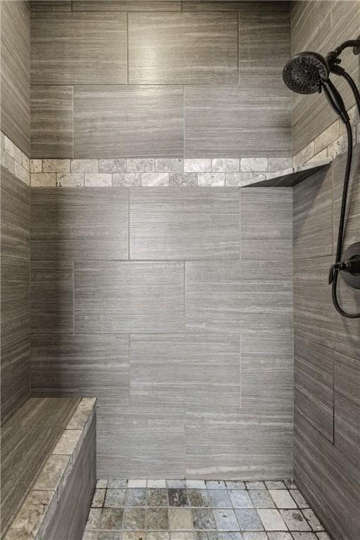 full bathroom featuring a tile shower