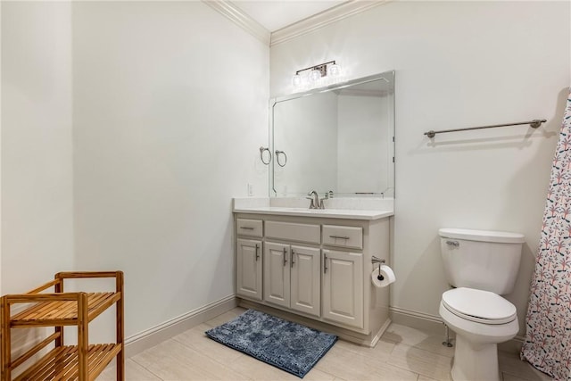 full bath with vanity, toilet, baseboards, and ornamental molding