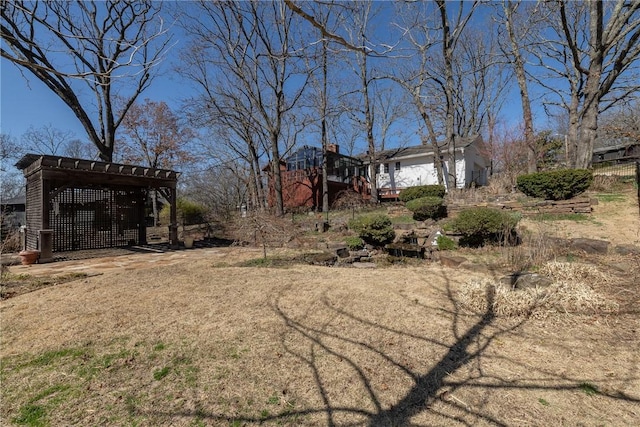 view of yard with an outbuilding