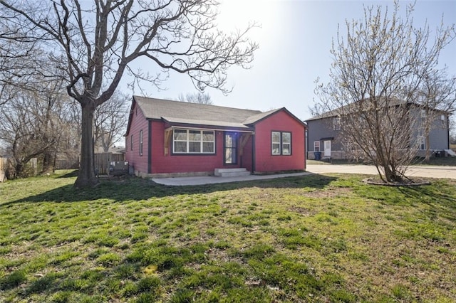 view of front of house with a front lawn