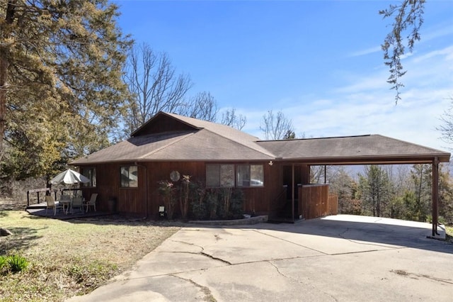 view of front of property featuring a carport and driveway