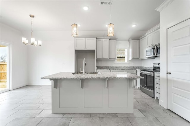 kitchen with visible vents, a chandelier, a center island with sink, appliances with stainless steel finishes, and a sink