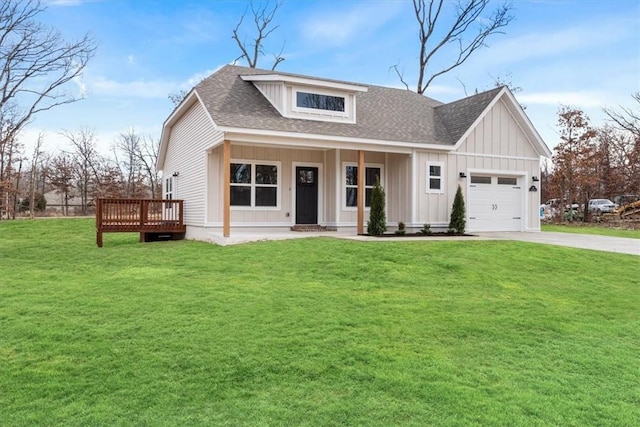 view of front of house featuring a front yard, a garage, driveway, and a shingled roof