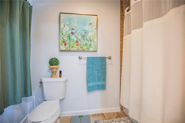 full bath featuring toilet, a shower with shower curtain, and baseboards