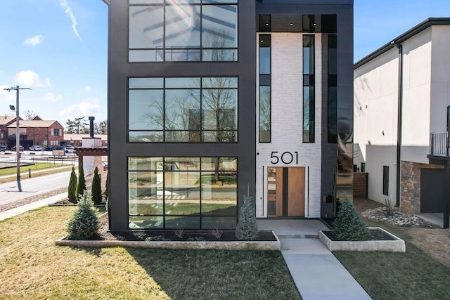 view of front facade featuring a front lawn