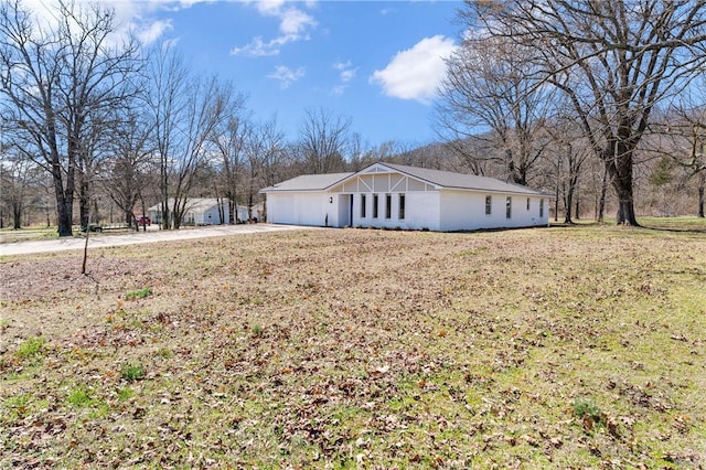 view of front of house with a front lawn and driveway