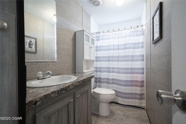 full bath with toilet, vanity, and a shower with curtain