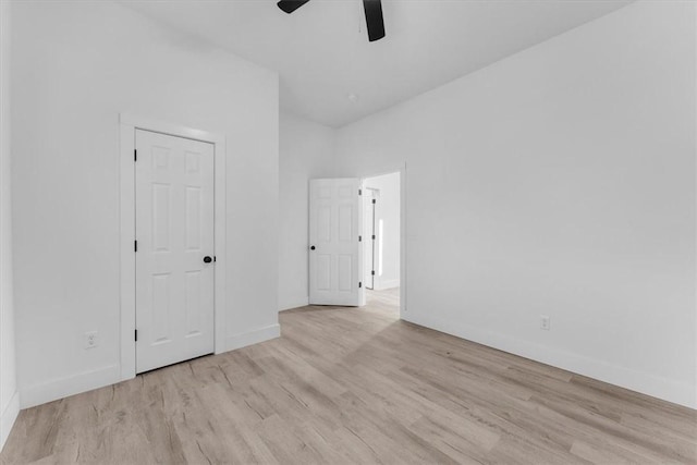 unfurnished room featuring light wood-style flooring, baseboards, and ceiling fan