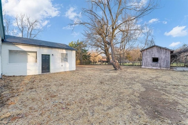 view of yard with an outbuilding