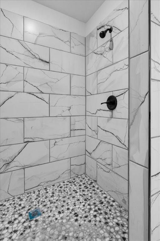 bathroom featuring a tile shower