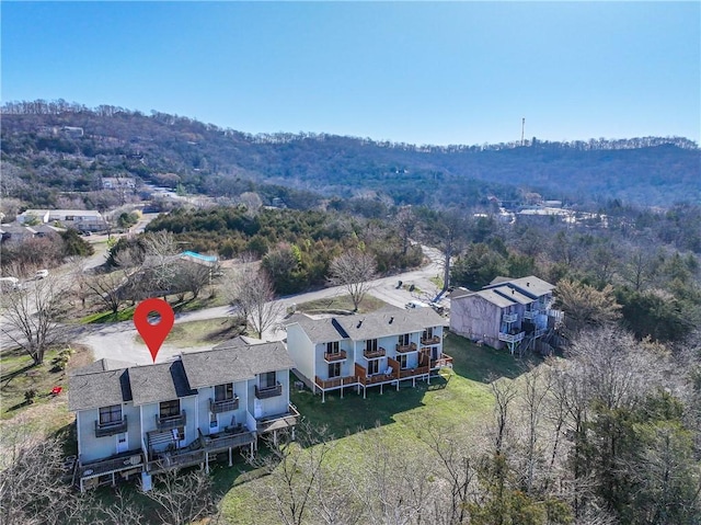 birds eye view of property featuring a wooded view