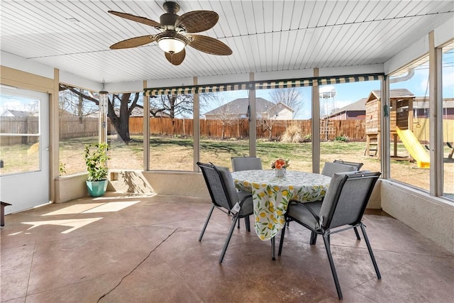 sunroom with ceiling fan