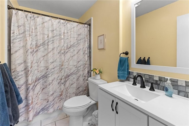 full bath featuring tasteful backsplash, a shower with shower curtain, toilet, and vanity