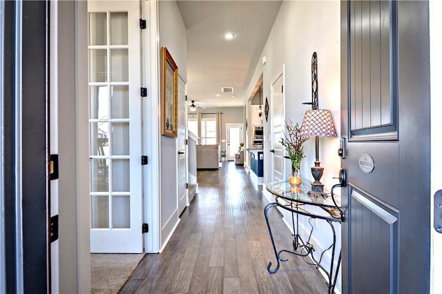 foyer entrance featuring dark wood-type flooring, baseboards, visible vents, and ceiling fan