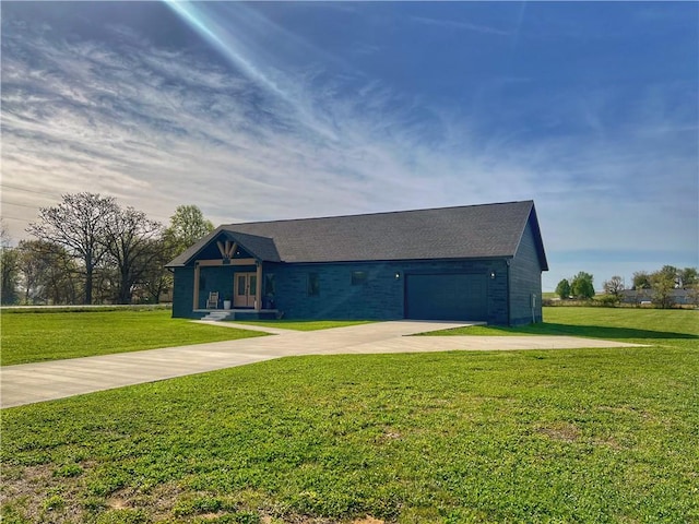 view of front of house featuring driveway, an attached garage, and a front yard