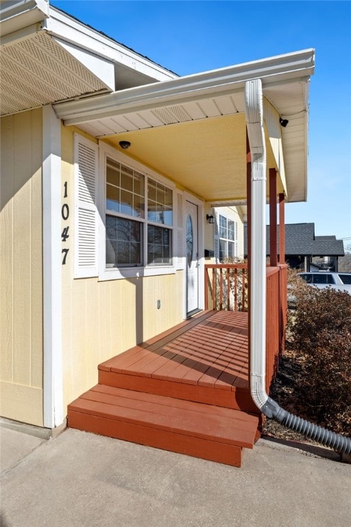 doorway to property with covered porch