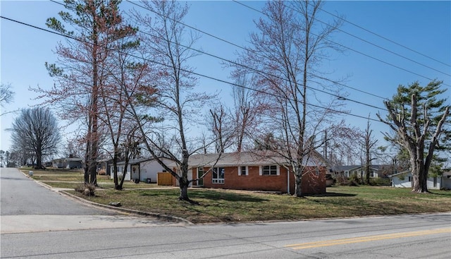 view of front of house featuring a front lawn