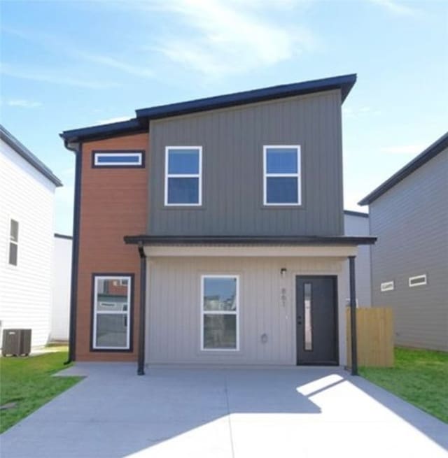 view of front of property featuring a patio