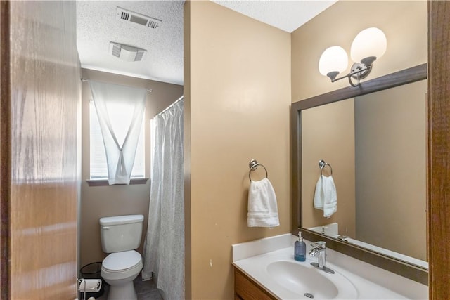 full bathroom with visible vents, toilet, vanity, a shower with shower curtain, and a textured ceiling