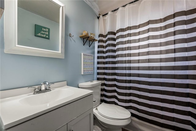 full bath featuring a shower with shower curtain, toilet, and vanity