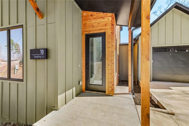 10 Reading Ln, Bella Vista, AR 72714 - property entrance featuring board and batten siding