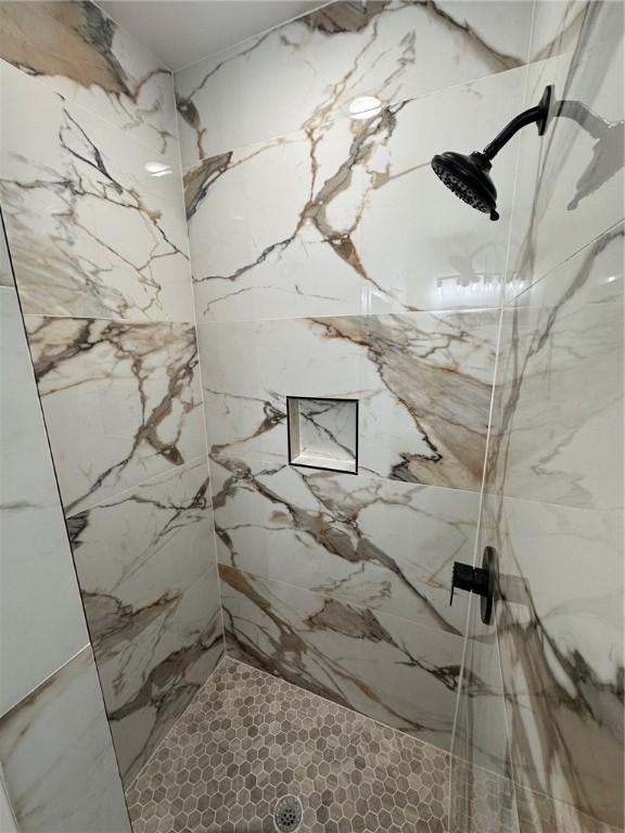 11 Romine Ln, Bella Vista, AR 72715 - full bath featuring a marble finish shower