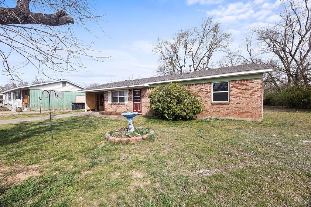 2100 Sycamore Pl, Springdale, AR 72762 - ranch-style house featuring brick siding and a front lawn