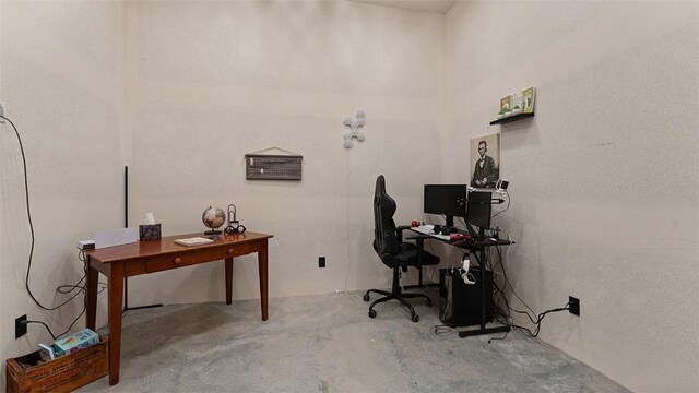 122 SW Gailey Hollow Rd, Siloam Springs, AR 72761 - office space with unfinished concrete floors