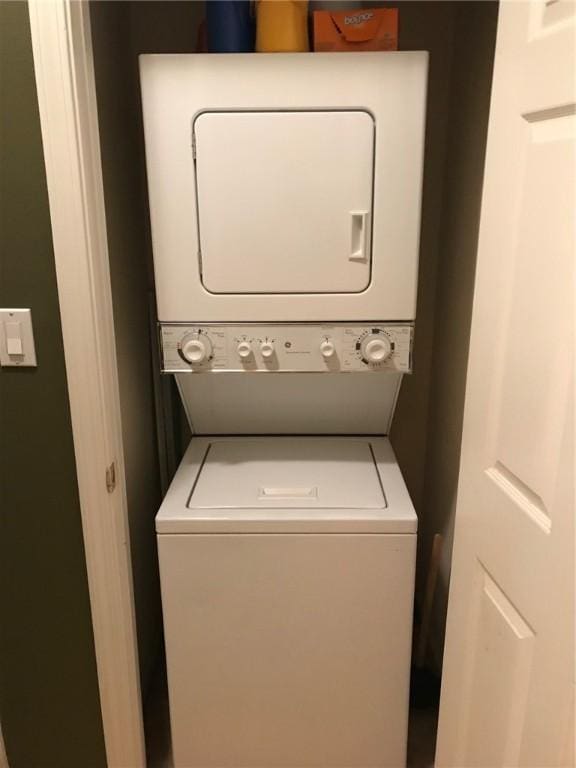 258B Vista, Mount Ida, AR 71957 - laundry room with stacked washer / dryer and laundry area