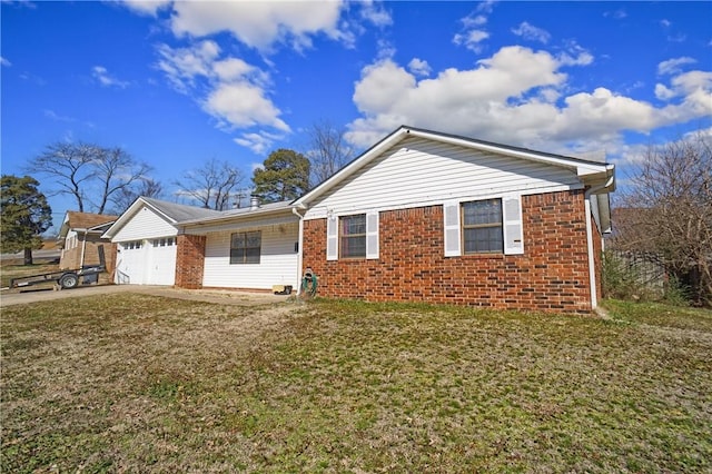view of front of home featuring brick siding, a front lawn, an attached garage, and driveway