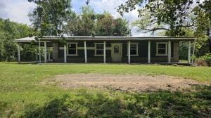 view of front of property featuring a front lawn