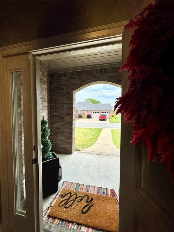 335 Point W, Conway, AR 72034 - entryway with brick wall and carpet