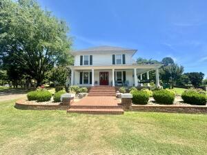 2816 Honeysuckle Ln, Russellville, AR 72801 - view of front facade with a front yard and covered porch
