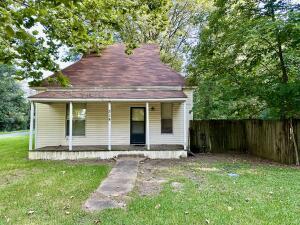 314 Leigh St, Ola, AR 72853 - view of front of home featuring covered porch, fence, and a front lawn