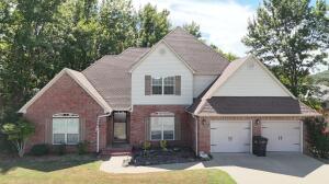 28 Angelfish Ct, Russellville, AR 72802 - traditional-style home featuring a front yard, a garage, and driveway