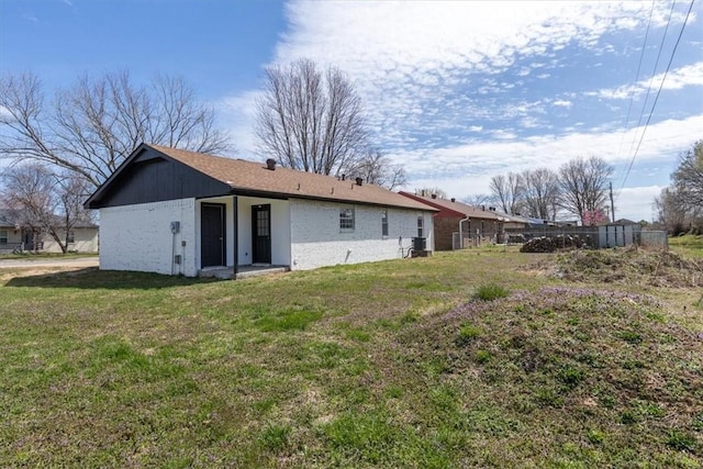 back of house featuring a yard