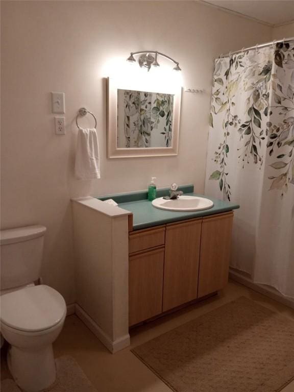 bathroom with toilet, a shower with shower curtain, and vanity