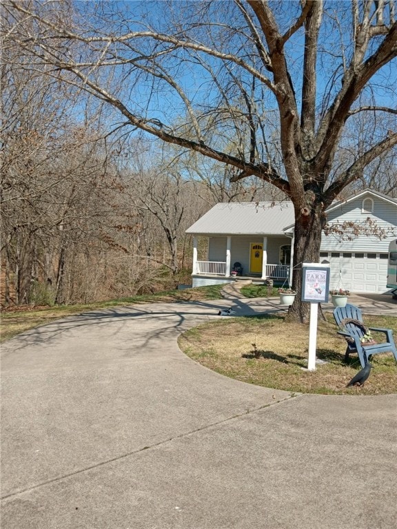 view of front of house with driveway and a porch
