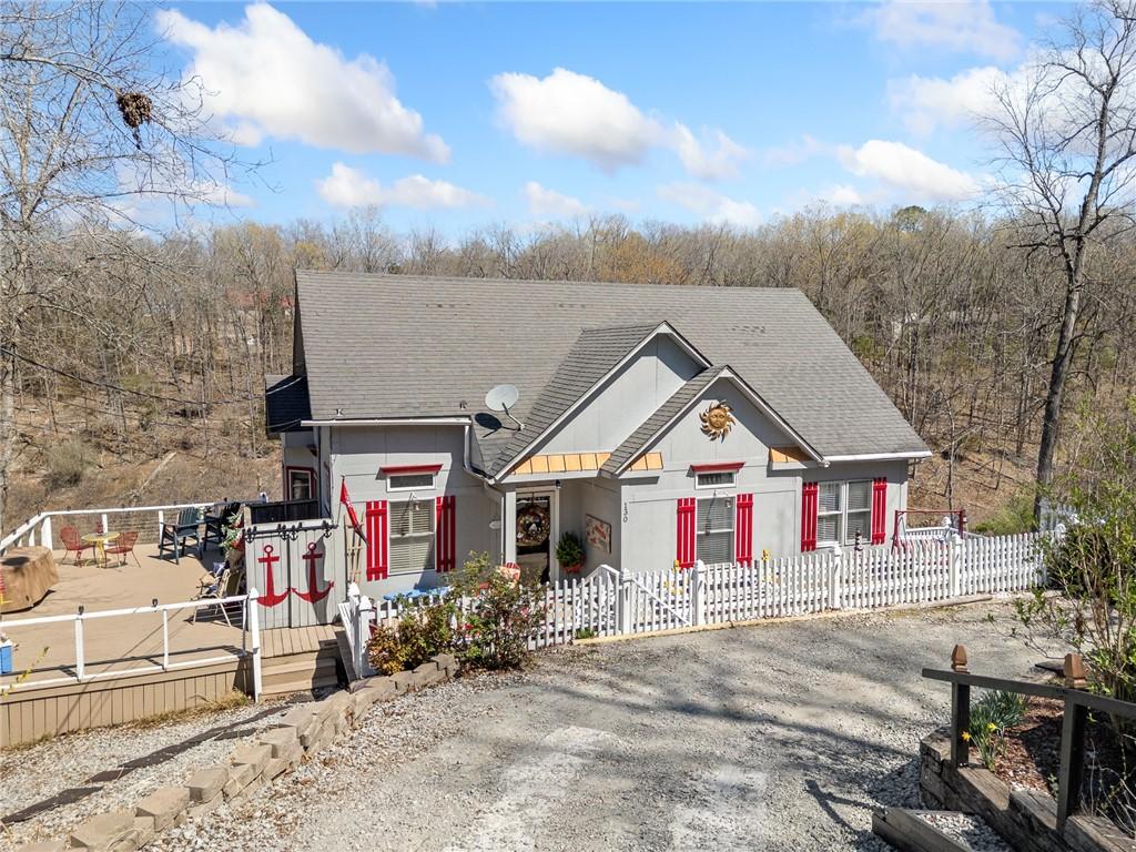 view of front of home featuring a fenced front yard
