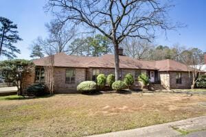 ranch-style home featuring a front lawn