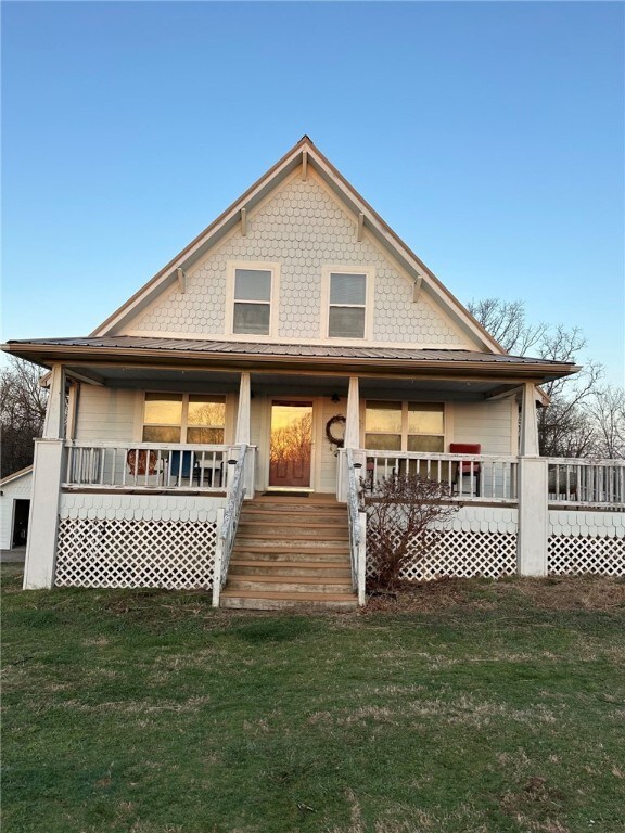 view of front of house featuring a porch and a front lawn
