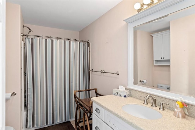 full bathroom featuring a shower with curtain, toilet, and vanity