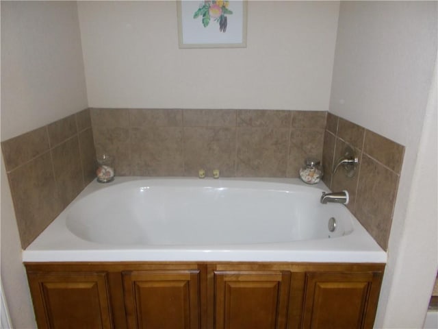 6527 Huntington Ct, Fort Smith, AR 72916 - bathroom with a garden tub