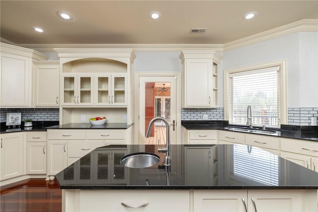 624 Sonoma Cir, Fayetteville, AR 72703 - kitchen featuring visible vents, ornamental molding, a sink, and a center island with sink