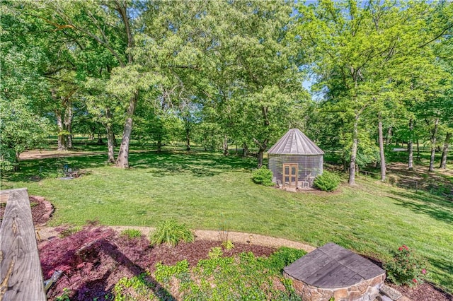 view of yard with an outdoor structure