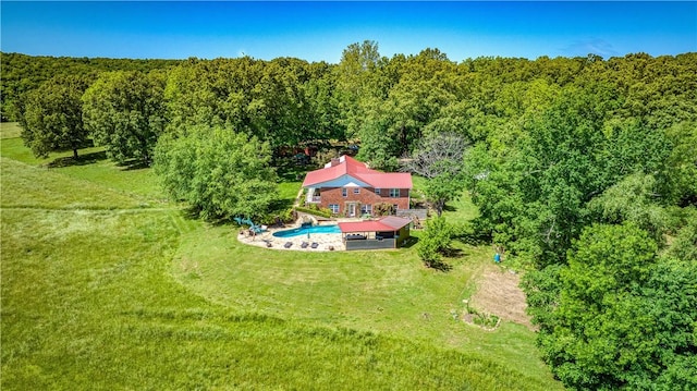 bird's eye view featuring a wooded view