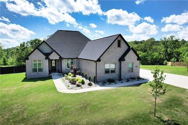 view of front of property featuring fence and a front lawn